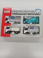 トミカ ミニカー 112台セット フィギュア4台とジオラマ付き 値下げ可 トミカ ミニカー 112台セット フィギュア4台とジオラマ付き