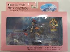 ほうきに乗るキキとジジ・リリー・パンリース